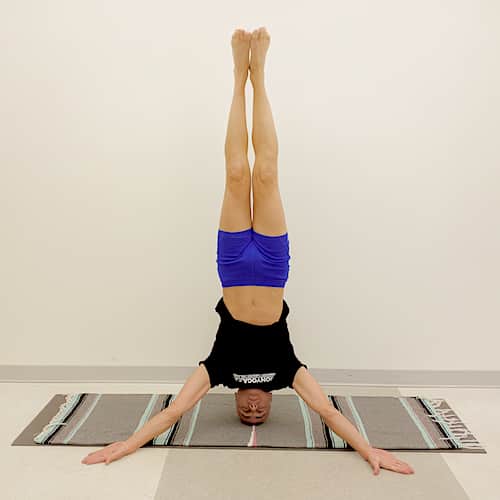 Christophe Kieken | Mukta Hasta Sirsasana B Atelier de Yoga pour les coureurs et les coureuses