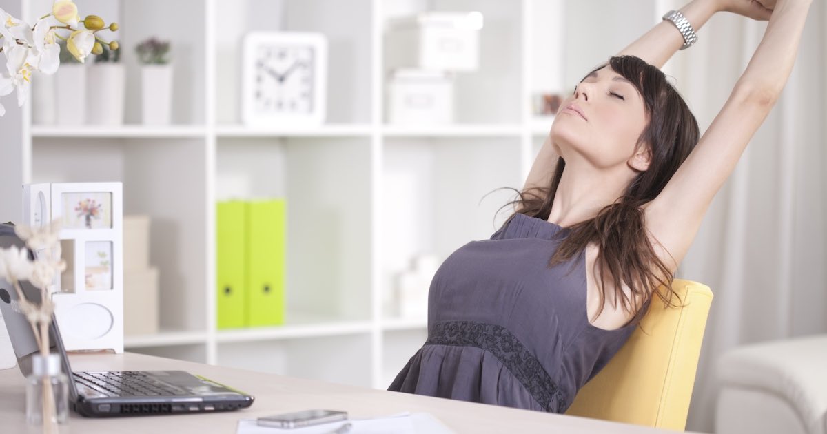 postures de yoga en entreprise pour vous libérer du stress