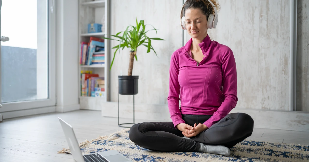 Séance de méditation guidée à la maison avec écouteurs et support vidéo