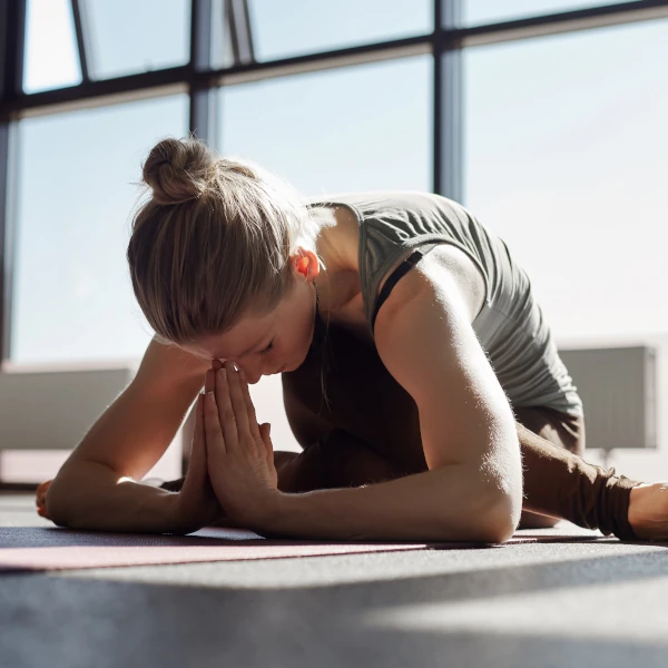 Pratique douce de yoga axée sur la détente et la réduction de la fatigue nerveuse.