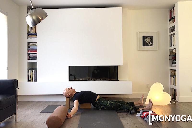 Séance de yoga en ligne pour vivre l’instant présent