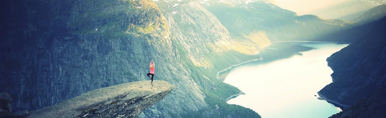 retraite de yoga devant un paysage naturel