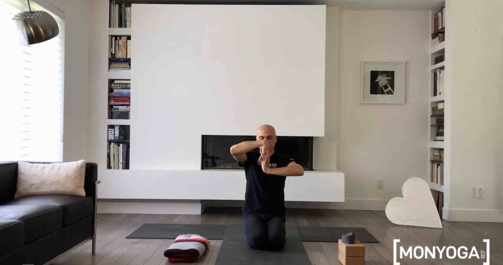 Tutoriel de yoga pour réchauffer ses poignets avant une pratique de yoga
