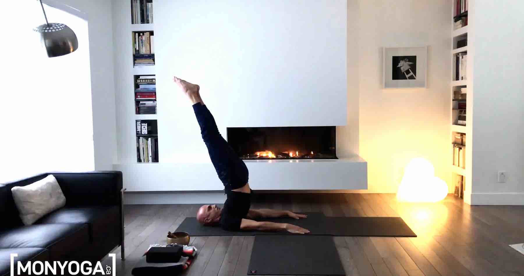 Cours de yoga pour être moins raide et étirer le corps en profondeur