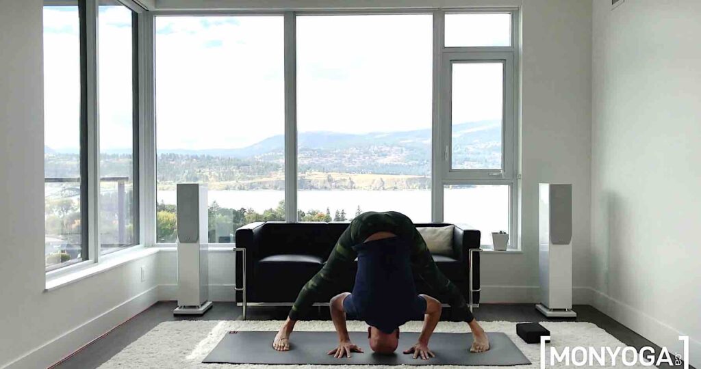 Tutoriel de yoga sur Prasarita Padottanasana A