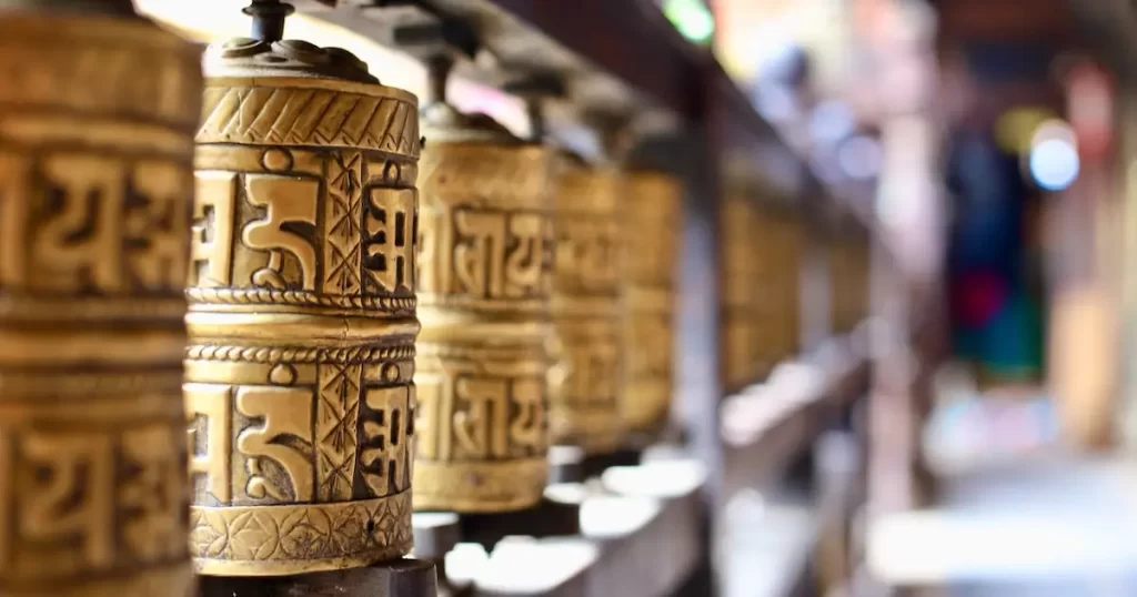 Moulins à prière tibétains symbolisant la philosophie et la spiritualité du yoga