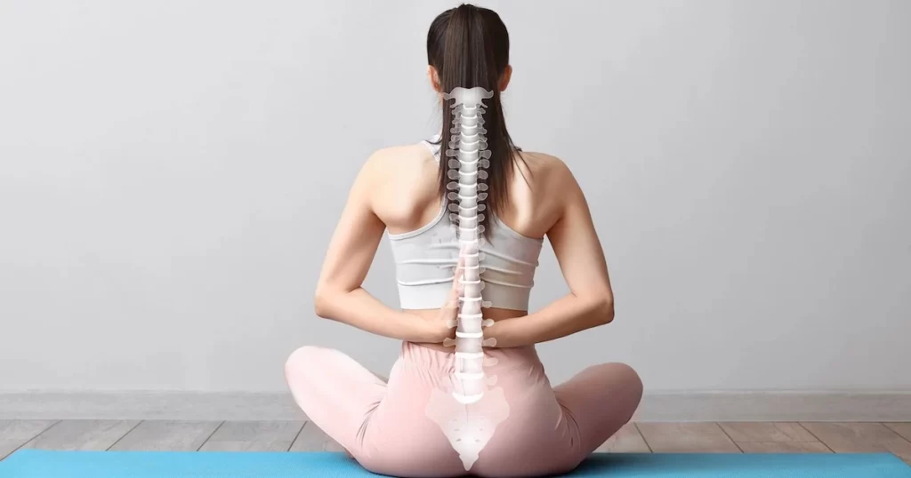Posture de yoga assise avec surimpression de la colonne vertébrale, illustrant l'importance de l'anatomie dans l'enseignement du yoga.