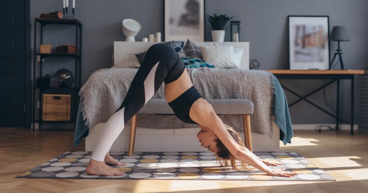 Routine de yoga à la maison avec la posture du Chien tête en bas