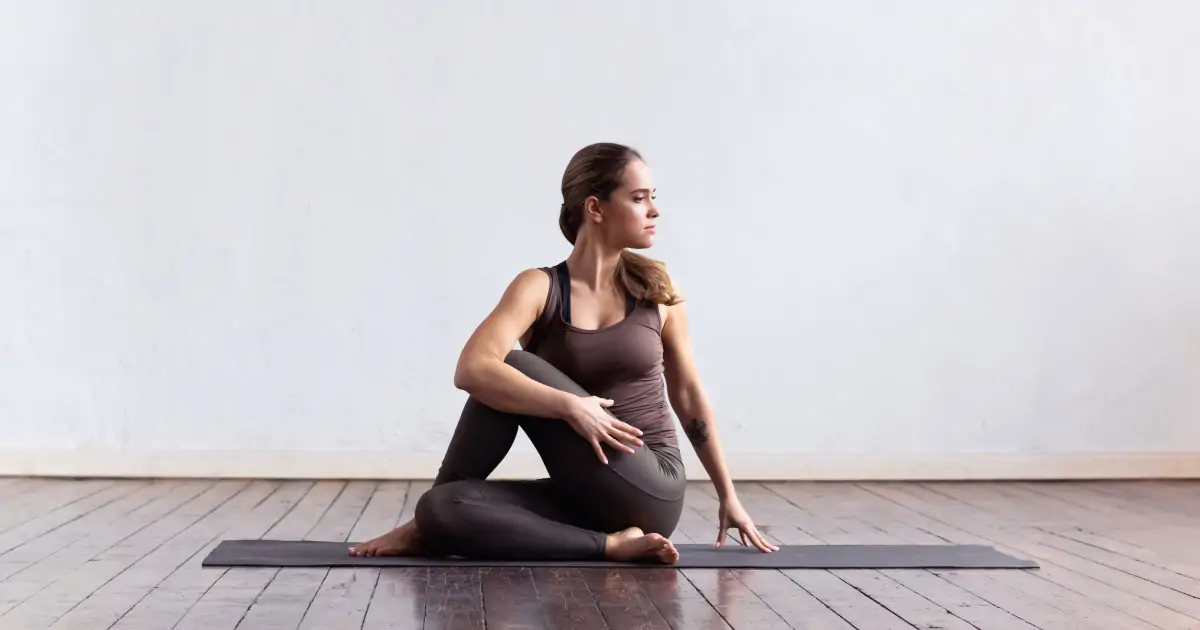 Une posture de yoga pour détoxifier le corps : Ardha Marichyasana ou la torsion assise