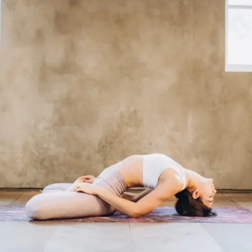 Professeur de yoga pratiquant le Yin Yoga pour une relaxation profonde.