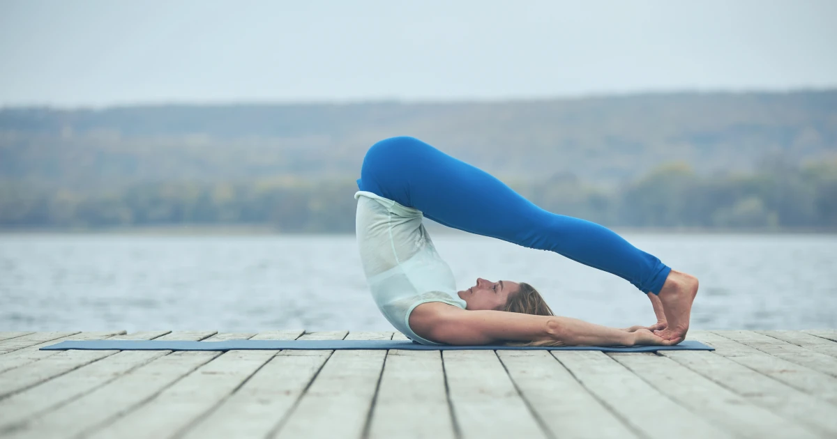 Formations de yoga bien-être et santé – MonYoga : Pratique du yoga sur un ponton, symbole de sérénité et bien-être.