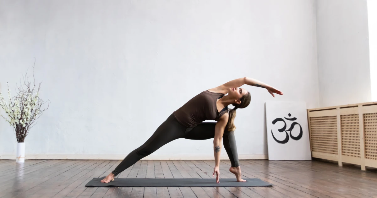 Posture de la guerrière latérale (Utthita Parsvakonasana) en Hatha Yoga.