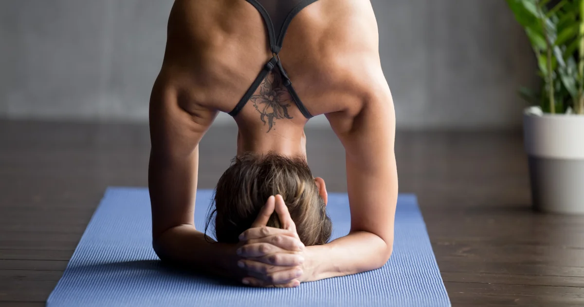 Position correcte des mains et des doigts pour créer une fondation solide dans la posture de yoga Sirsasana sur la tête