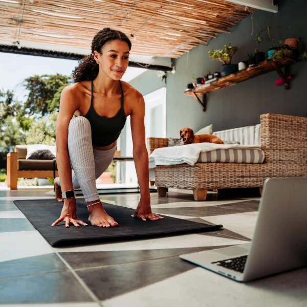 Élève pratiquant une séance de yoga en ligne dans le cadre d’une formation certifiée pour devenir professeur de yoga.
