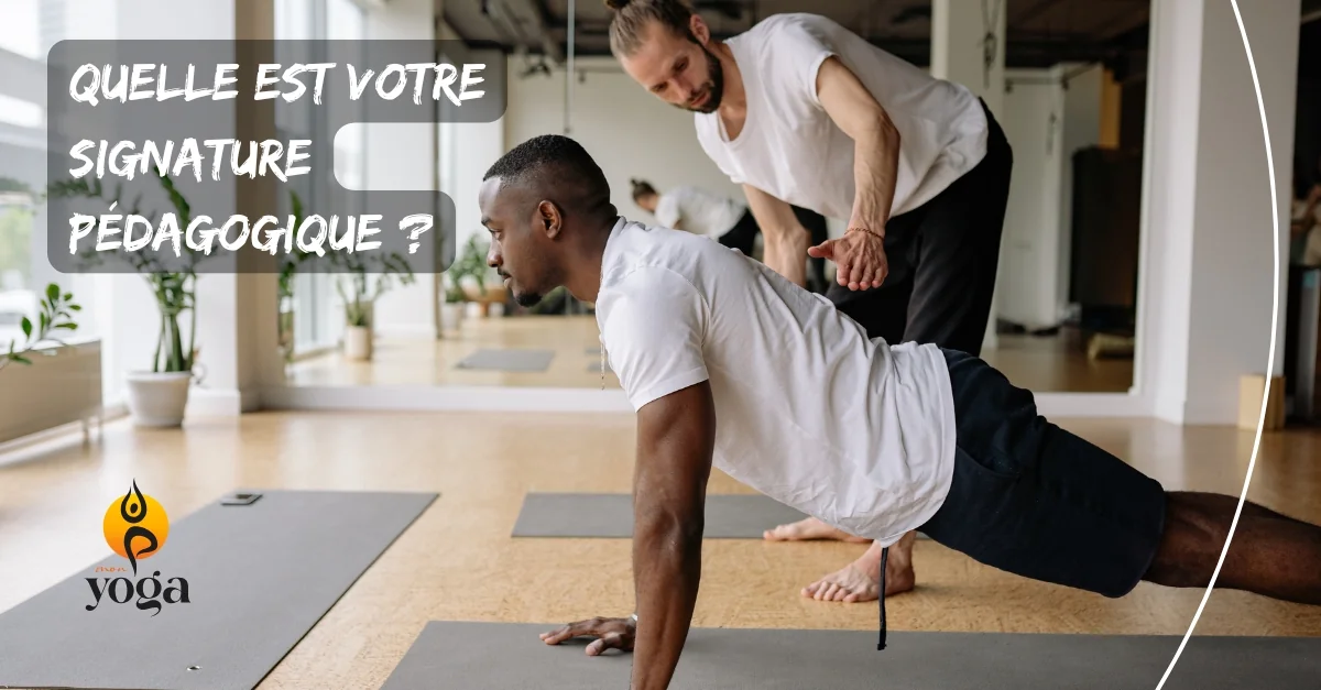 Professeur de yoga ajustant la posture d’un élève en studio.