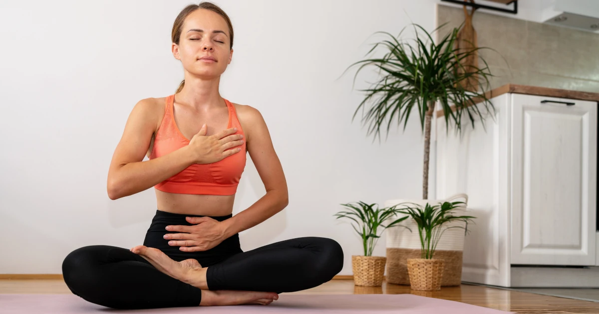 Méditation et empathie : posture assise avec la main sur le cœur pour développer l’altruisme