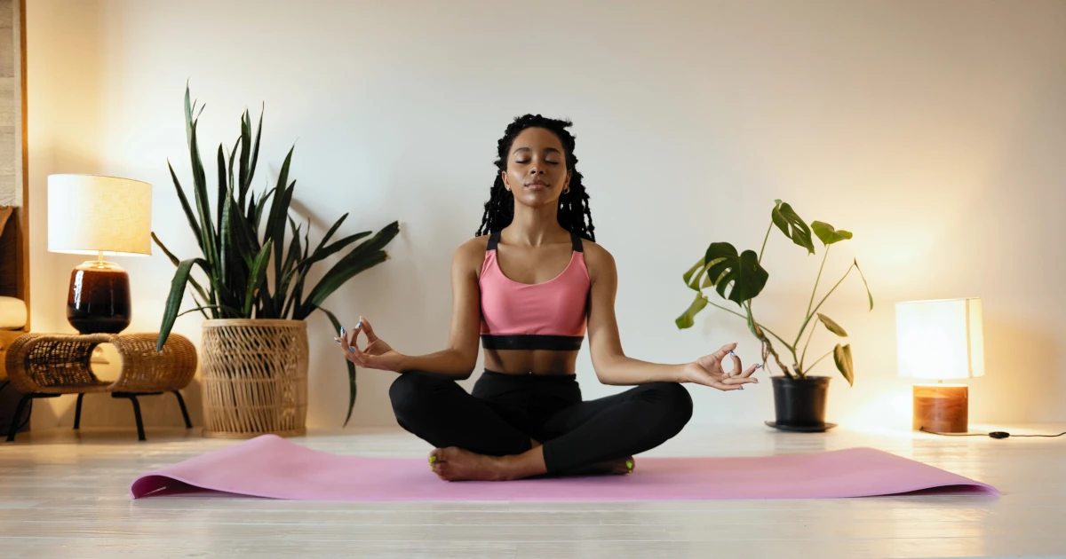 Personne en méditation assise dans un intérieur calme