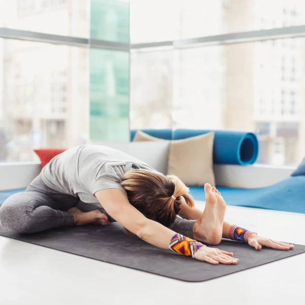 Pratique douce de yin yoga en posture assise avec flexion avant