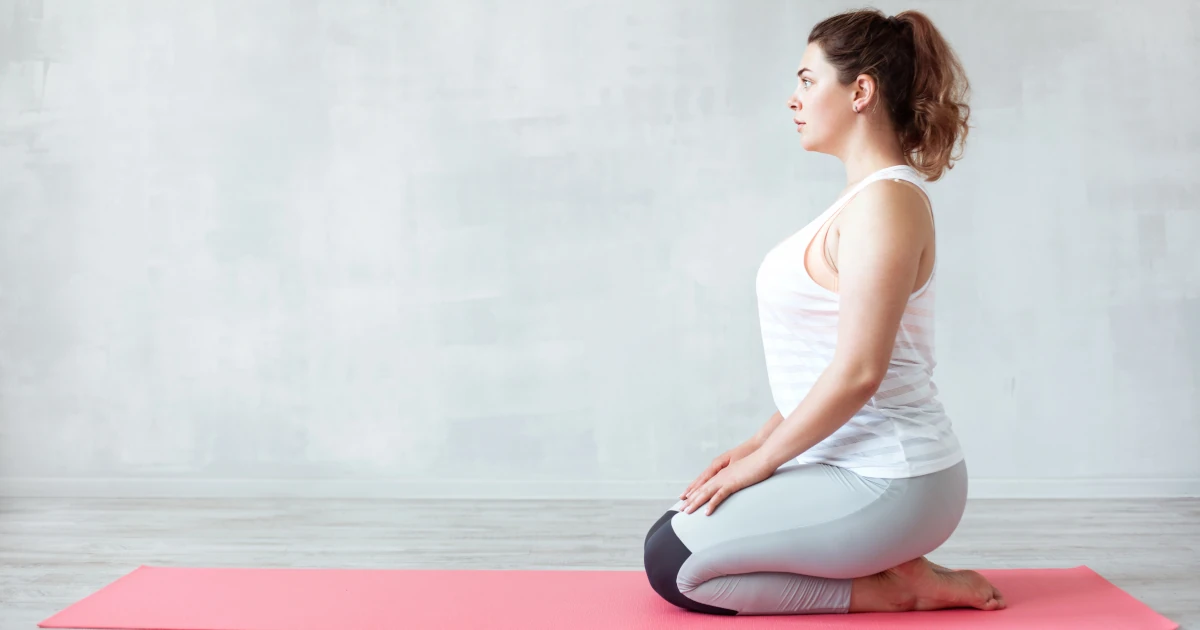 Posture assise de yoga doux favorisant la stabilité et la présence