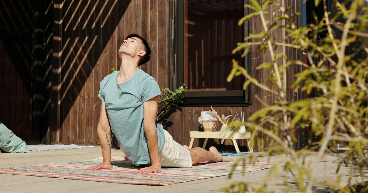 posture du chien tête en haut en yoga pour stimuler la digestion et ouvrir l’abdomen