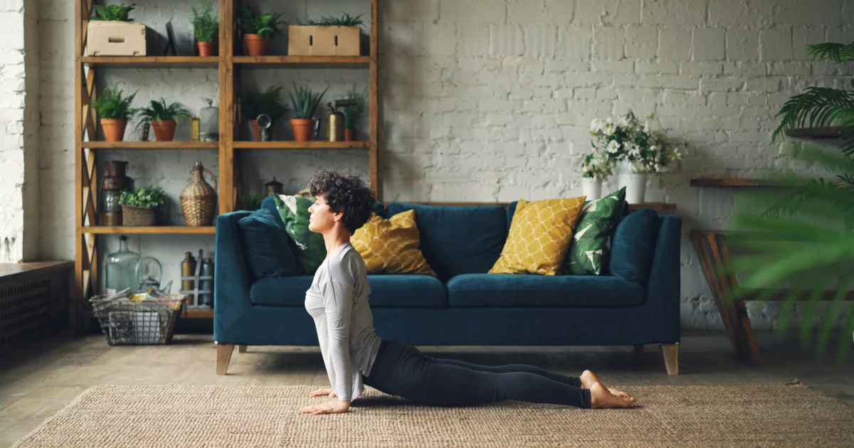 Posture du chien tête en haut pour apaiser le système nerveux et favoriser la respiration