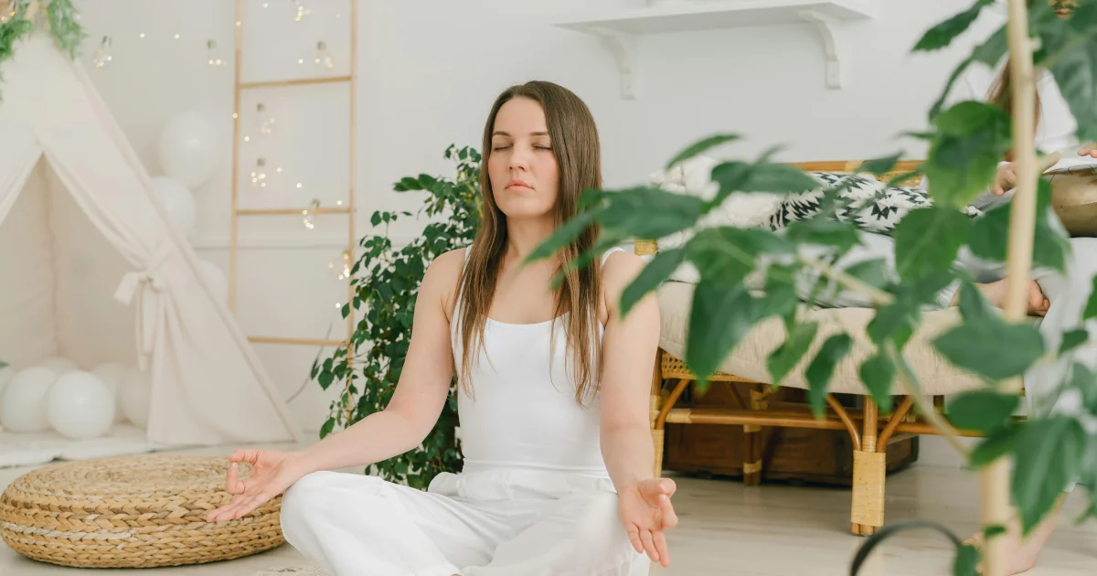 Personne en méditation concentrée sur la respiration dans un environnement calme