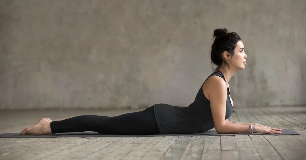 posture du sphinx salamba bhujangasana yoga lombaires bas du dos