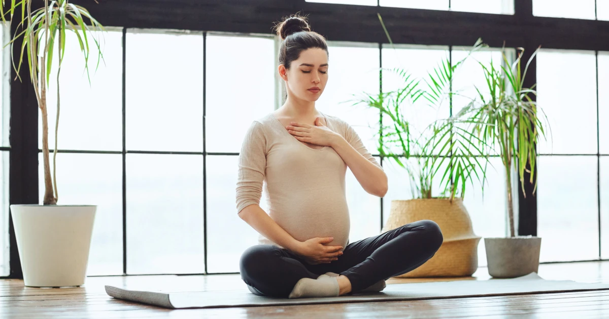 Femme pratiquant le pranayama et la respiration consciente en yoga