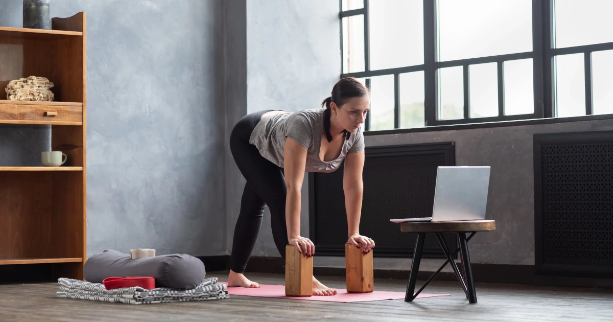 Personne suivant une formation de yoga en ligne pour approfondir sa pratique personnelle