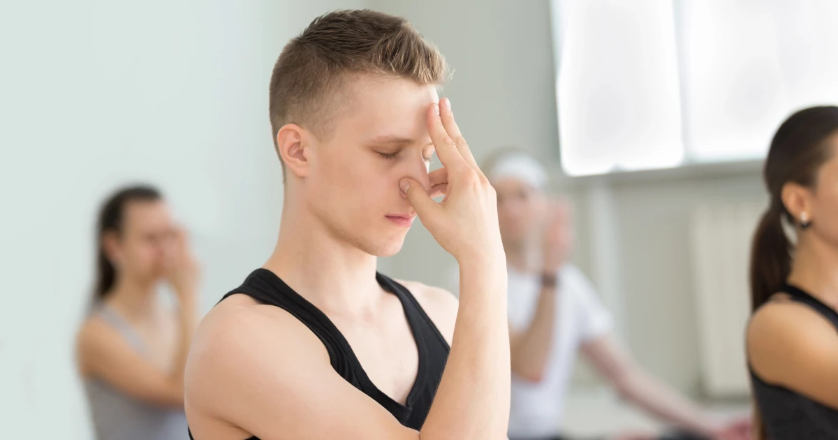 Pratique de Nadi Shodhana ou respiration alternée en yoga