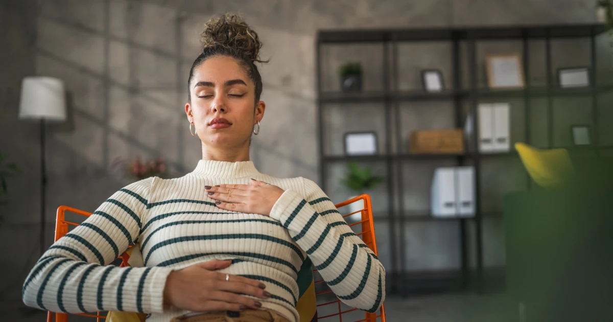 Débutante pratiquant un exercice de respiration abdominale en pranayama